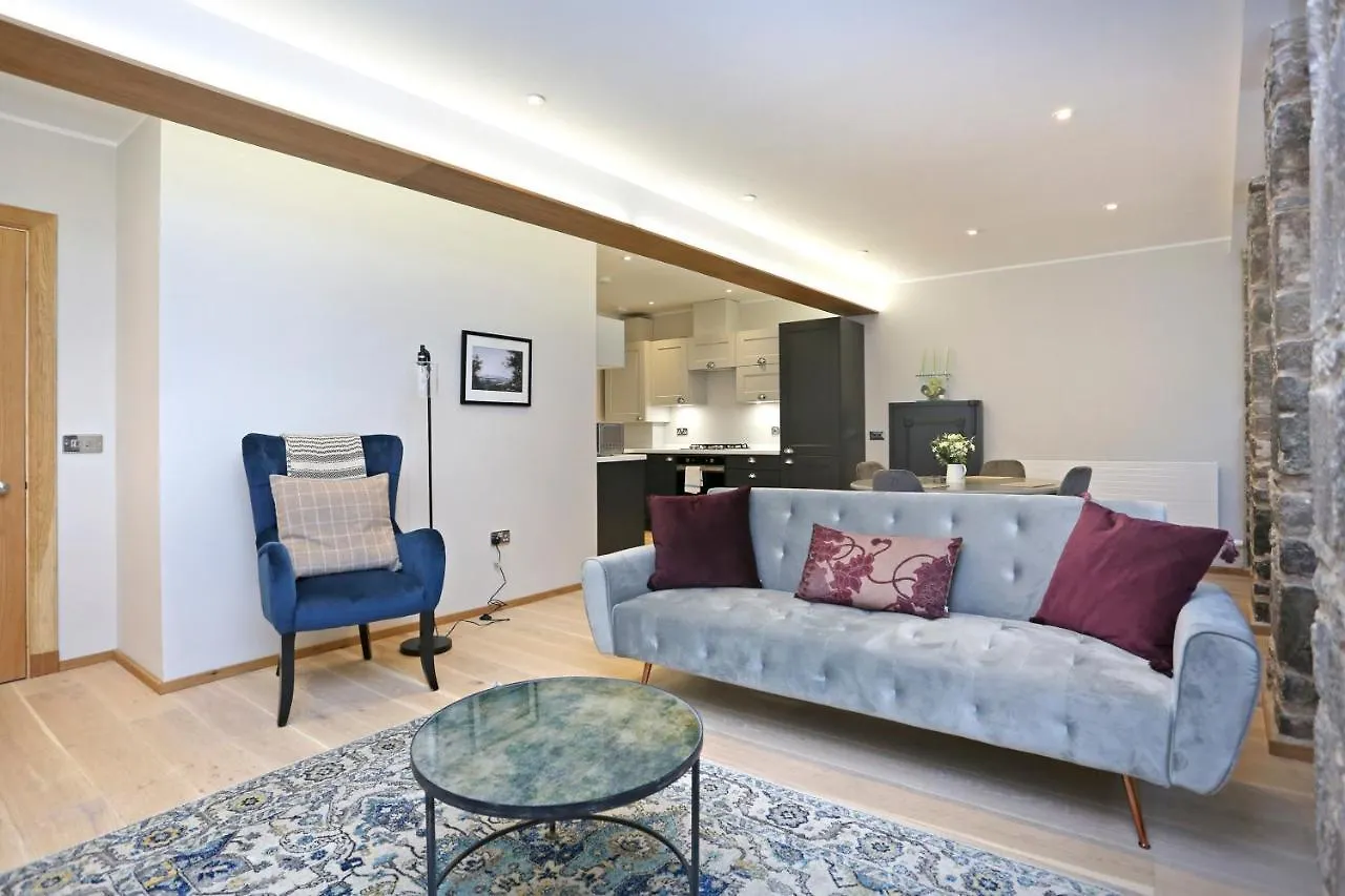 Joivy Beautiful 2 Bed Flat On The Royal Mile location